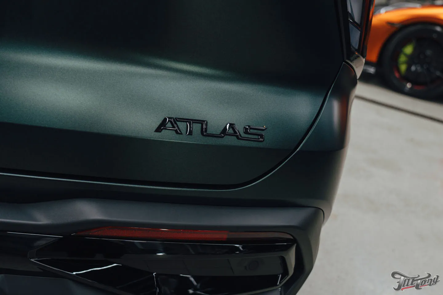 Подарок для будущей супруги: оклеили Geely Atlas матовым винилом, переднюю часть забронировали полиуретаном, добавили глянцевые наклейки + защита глянца в салоне, керамика пленки и кожи